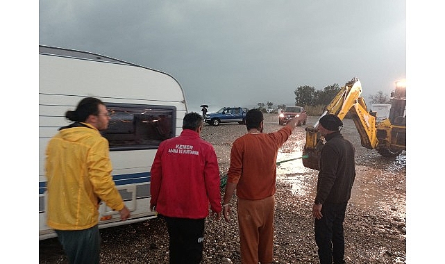 Kemer’de bugün sabah saatlerinde başlayan ve öğle saatlerinde etkisini artıran