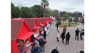 Karşıyaka Belediyesi tarafından Bostanlı Zühtü Işıl Meydanı’nda düzenlenen Yeni Yıl
