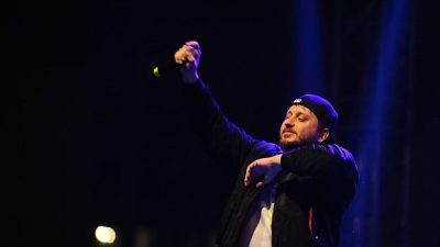 Karşıyaka Belediyesi tarafından Bostanlı Zühtü Işıl Meydanı’nda düzenlenen Yeni Yıl