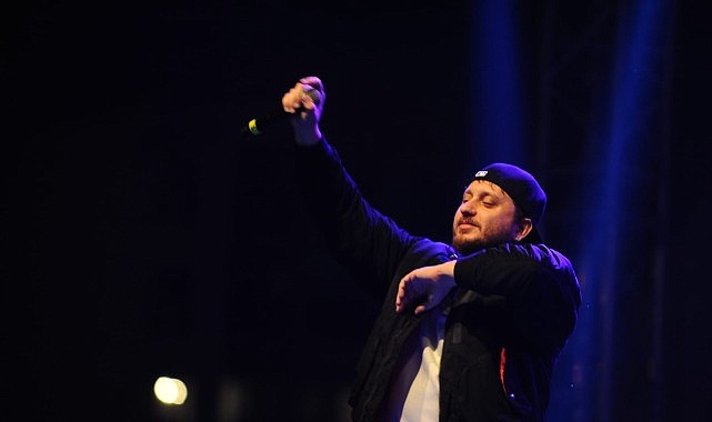 Karşıyaka Belediyesi tarafından Bostanlı Zühtü Işıl Meydanı’nda düzenlenen Yeni Yıl