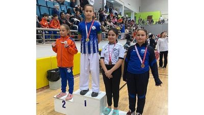 Kartepe Belediyespor karate sporcuları, Hergeleci İbrahim Spor Salonu’nda düzenlenen Kocaeli