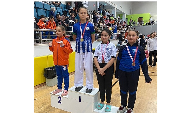 Kartepe Belediyespor karate sporcuları, Hergeleci İbrahim Spor Salonu’nda düzenlenen Kocaeli