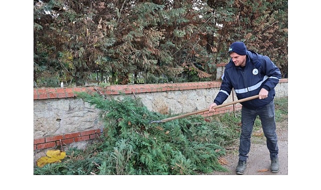 Kartepe Belediyesi, ilçedeki mezarlıklarda düzenli olarak bakım çalışması yapmaya devam