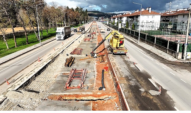 Kocaeli Büyükşehir Belediyesi, kentin demir ağlarla örülmesine yönelik çalışmalarına hızla