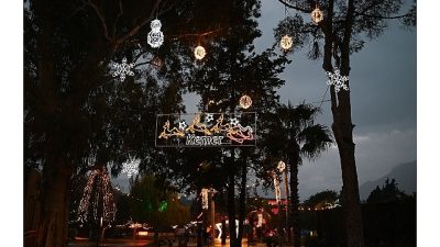 Kemer Belediyesi, ilçe genelinde yeni yıl için hazırlıklarını tamamladı.
