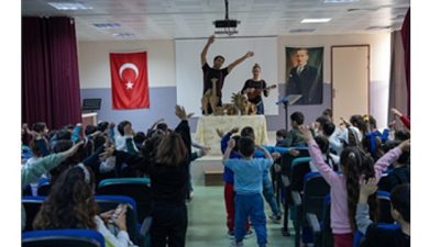 İzmir Şehir Tiyatroları’nın çocukları sanatla buluşturmak üzere Buca’da sahnelediği “Kendini