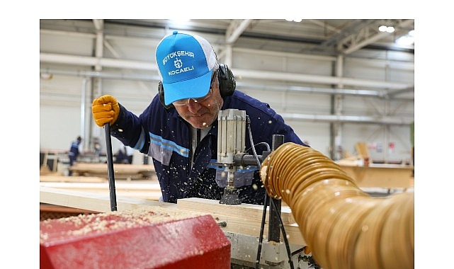 Kocaeli Büyükşehir Belediyesi, park ve sahillerde vatandaşın kullanımına sunulan bank,