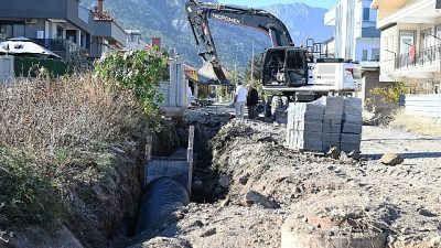 Kemer Belediyesi Fen İşleri Müdürlüğü ekipleri, Kuzdere Mahallesi’nde yağmur suyu