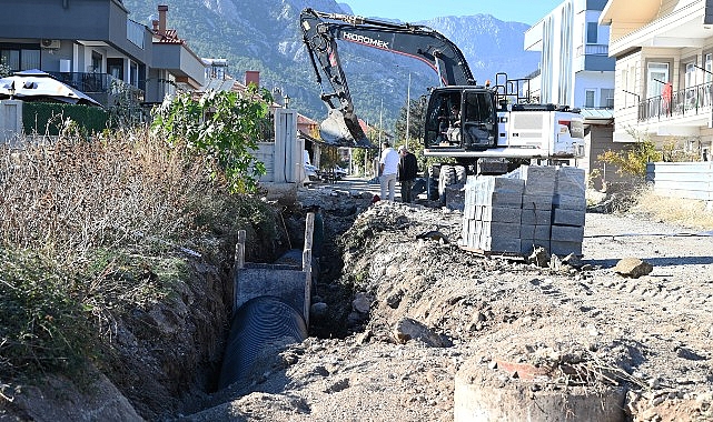 Kemer Belediyesi Fen İşleri Müdürlüğü ekipleri, Kuzdere Mahallesi’nde yağmur suyu