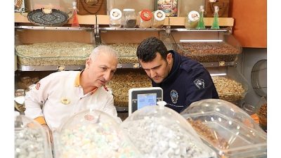 Menderes Belediyesi Zabıta Müdürlüğü ekipleri yaklaşan yılbaşı öncesi kuruyemiş ve