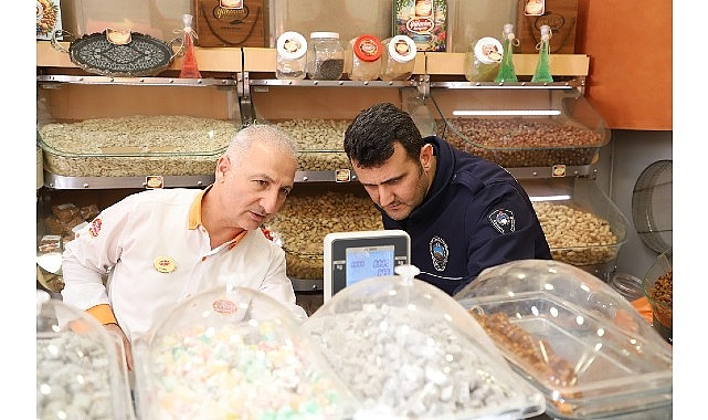 Menderes Belediyesi Zabıta Müdürlüğü ekipleri yaklaşan yılbaşı öncesi kuruyemiş ve