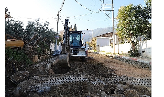Menderes Belediyesi, Değirmendere Gazi Mustafa Kemal Caddesi’nde yol yenileme çalışması