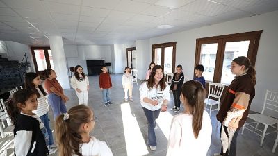 Menderes Belediyesi, Özdere’ye yeni kazandırılan Atatürk Kültür Merkezi’nde çocuklara tiyatro