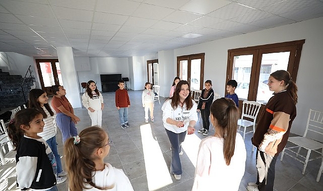 Menderes Belediyesi, Özdere’ye yeni kazandırılan Atatürk Kültür Merkezi’nde çocuklara tiyatro