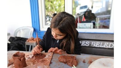 Menderes Belediyesi tarafından Özdere Cumhuriyet Mahallesi’nde gerçekleştirilen yılbaşı pazarı büyük