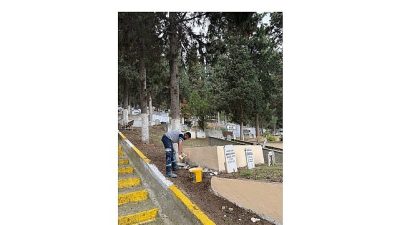 Kocaeli Büyükşehir Belediyesi, sorumluluk alanındaki mezarlıklarda periyodik aralıklarla gerçekleştirdiği temizlik