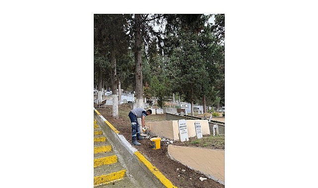 Kocaeli Büyükşehir Belediyesi, sorumluluk alanındaki mezarlıklarda periyodik aralıklarla gerçekleştirdiği temizlik