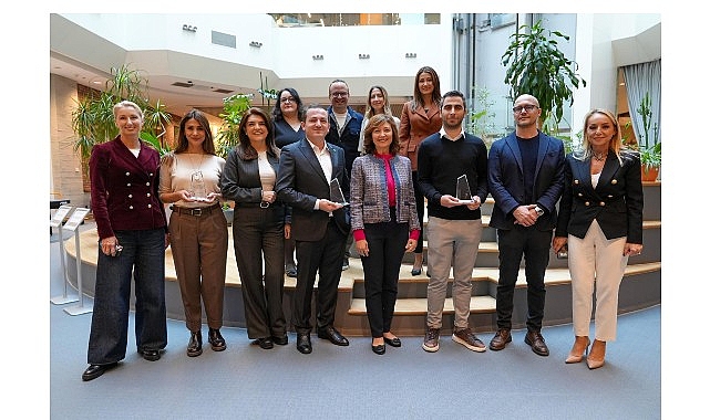 Microsoft Türkiye ile Teknolojide Kadın Derneği’nin (Wtech) iş birliği içinde geliştirdiği  “Geleceğe Güvenle“ (Secure the