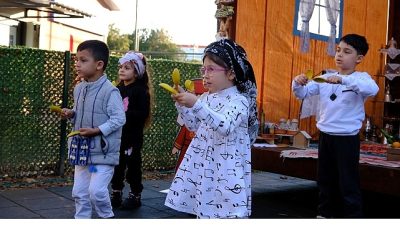 Kocaeli Büyükşehir Belediyesi’ne bağlı Lokomotif Çocuk Köyü’nde eğitim gören minikler,