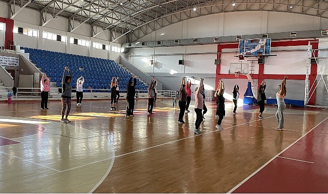 Narlıdere Belediyesi’nin sağlıklı bir yaşam için düzenlediği aerobik kursu kadınlardan