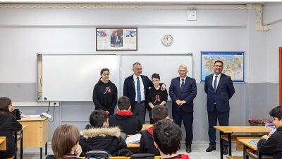 Kocaeli Büyükşehir Belediye Başkanı Tahir Büyükakın, İzmit Atatürk Ortaokulu 7-E