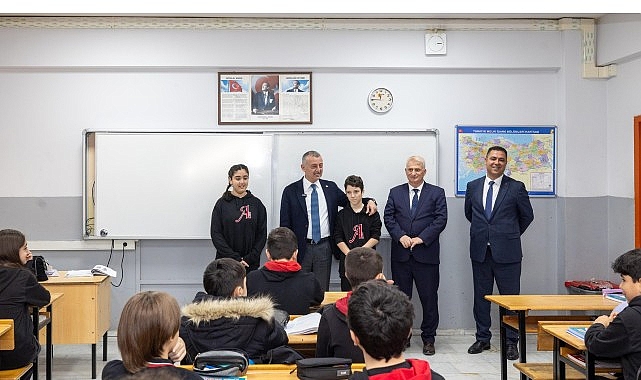 Kocaeli Büyükşehir Belediye Başkanı Tahir Büyükakın, İzmit Atatürk Ortaokulu 7-E