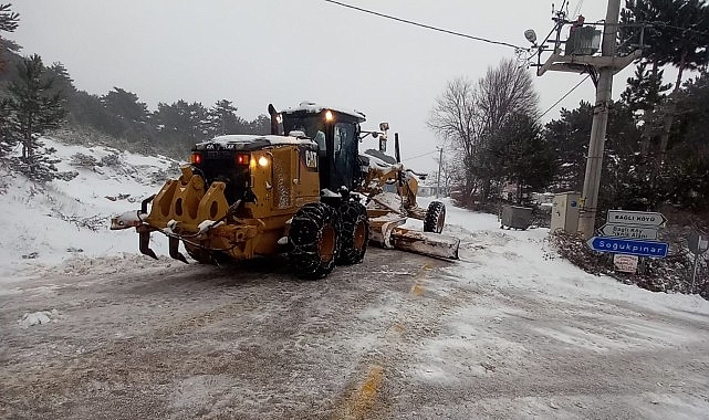 Kar yağışının başlamasıyla birlikte harekete geçen Osmangazi Belediyesi ekipleri, 7