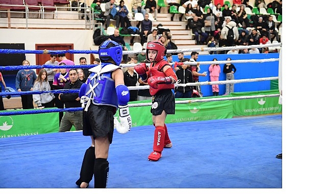 Osmangazi Belediyesi’nin düzenlediği Muay Thai İl Müsabakaları’nda genç sporcuların mücadeleleri