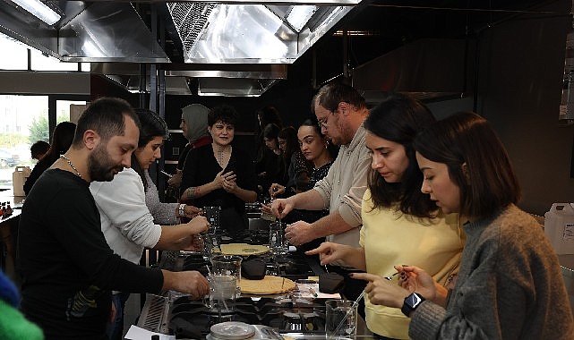 Nilüfer Belediyesi Pancar Deposu’nda sanatçı Nergiz Yeşil’in yürütücülüğünde düzenlenen Biyoplastik