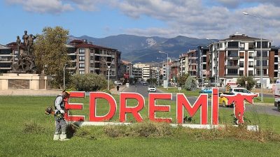 Edremit Belediyesi, park, bahçe ve yeşil alan çalışmalarını kararlılıkla sürdürüyor.