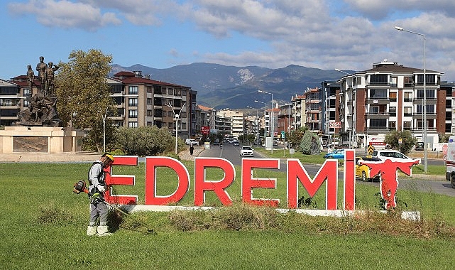 Edremit Belediyesi, park, bahçe ve yeşil alan çalışmalarını kararlılıkla sürdürüyor.