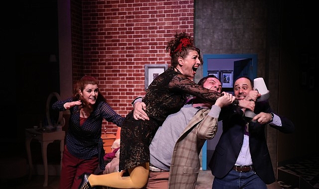 İstanbul Büyükşehir Belediyesi Şehir Tiyatroları, en beğenilen komedilerinden “Yatak Odası