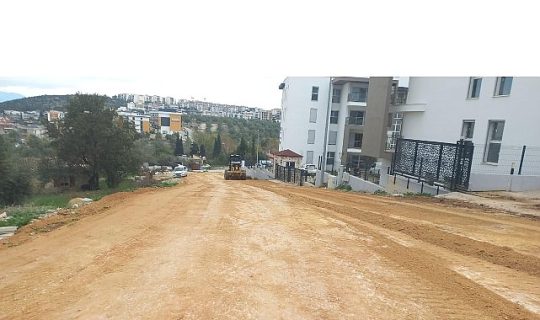 Aydın Büyükşehir Belediyesi, kent genelinde eş zamanlı olarak sürdürdüğü yol