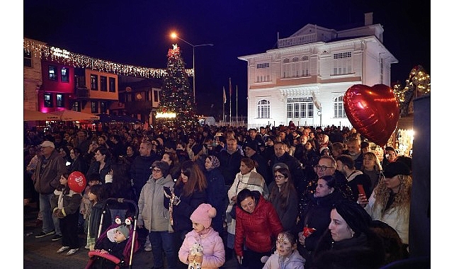 Mudanya Belediyesi tarafından Mütareke Meydanı’nda kurulan Yeni Yıl Pazarı, renkli