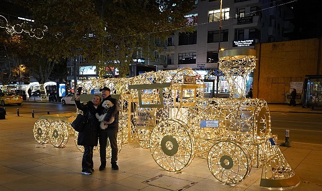 Kadıköy, her yıl olduğu gibi bu yıl da ışıl ışıl