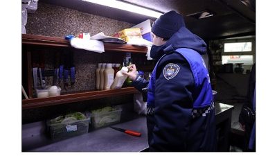 Kocaeli Büyükşehir Belediyesi Zabıta Dairesi Başkanlığı ekipleri, İzmit Marina’da bulunan