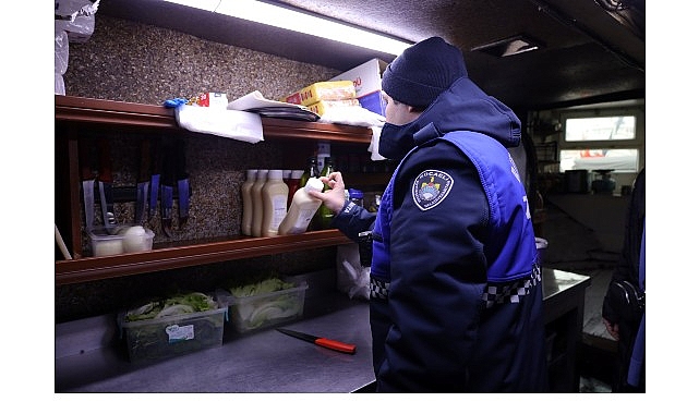 Kocaeli Büyükşehir Belediyesi Zabıta Dairesi Başkanlığı ekipleri, İzmit Marina’da bulunan