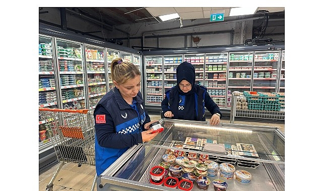 Kocaeli Büyükşehir Belediyesi’ne bağlı Zabıta ekipleri, yılbaşı öncesi marketlerde gerçekleştirdikleri