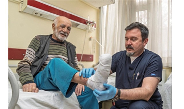 Diyabetik ayak enfeksiyonu şikâyetiyle İzmir Büyükşehir Belediyesi Eşrefpaşa Hastanesi’ne başvuran