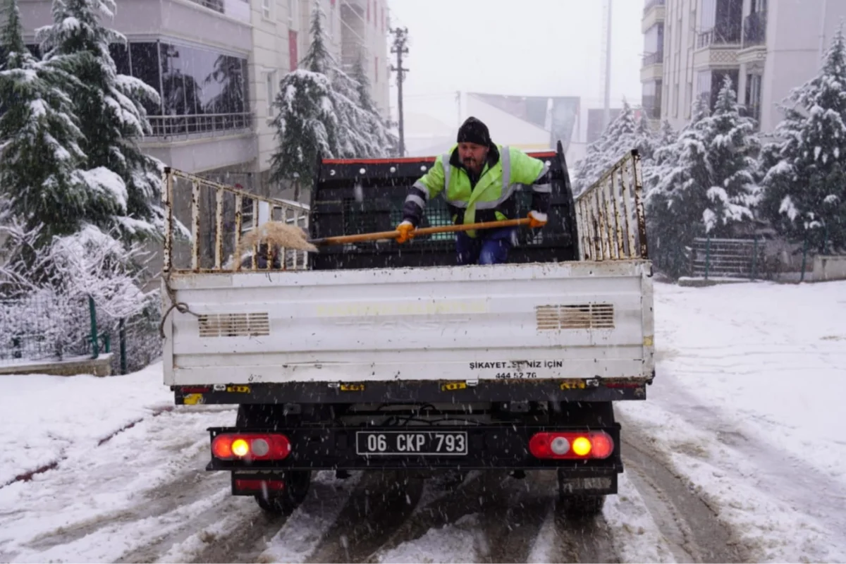 Ankara Keçiören’de, özellikle yüksek kesimlerde etkili olan kar yağışı nedeniyle