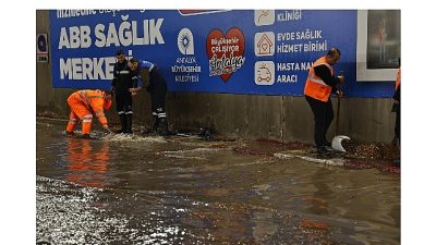 Antalya’da etkili olan şiddetli yağışlar nedeniyle Antalya Büyükşehir Belediyesi ekipleri