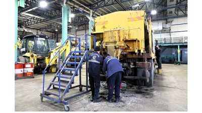 Kocaeli Büyükşehir Belediyesi, zorlu kış şartlarında sahada kullanılan araçların bakım