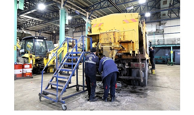 Kocaeli Büyükşehir Belediyesi, zorlu kış şartlarında sahada kullanılan araçların bakım