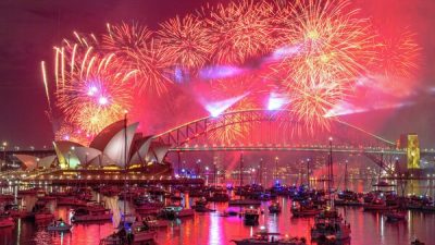 Yeni yılı ilk karşılayan ülkelerden biri olan Avustralya havai fişeklerle