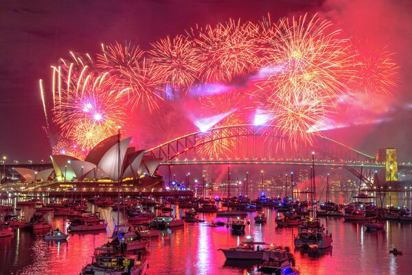 Yeni yılı ilk karşılayan ülkelerden biri olan Avustralya havai fişeklerle