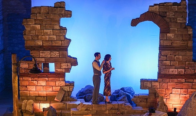 Bakırköy Belediye Tiyatroları’nın yeni oyunu Ay Tedirginliği, yazar Özen Yula