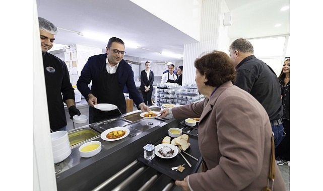Balçova Belediyesi, aşevi hizmeti kapsamında Kent Lokantası’nda hazırlanan sıcak yemekleri