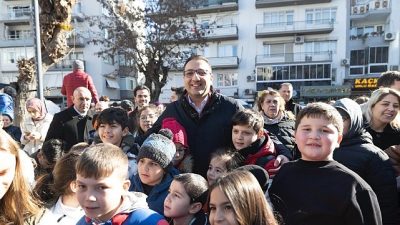 Balçova Belediyesi tarafından belediye binası önünde düzenlenen Kar Şenliği, çocuklar