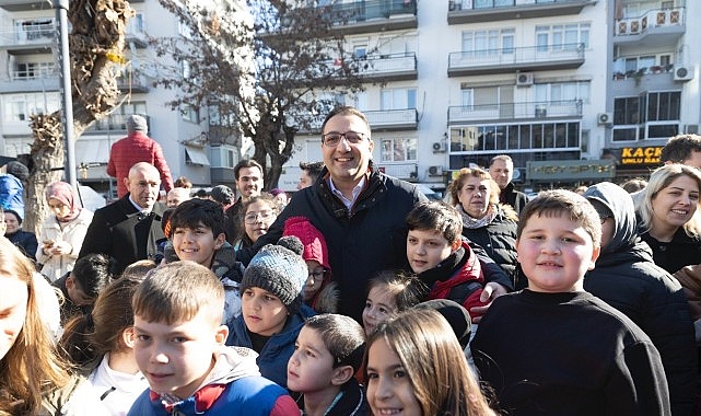 Balçova Belediyesi tarafından belediye binası önünde düzenlenen Kar Şenliği, çocuklar