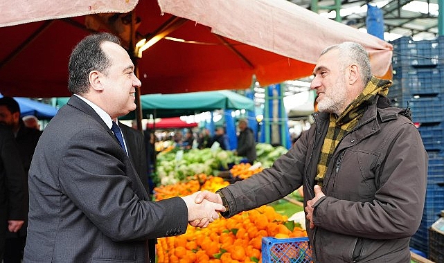 Manisa Büyükşehir Belediye Başkanı Besim Dutlulu, Perşembe Pazarı’nı ziyaret ederek